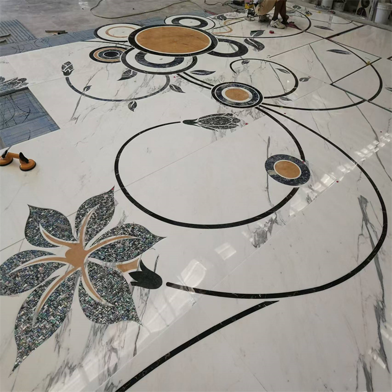 Узор и мозаика, нанесенные струей воды