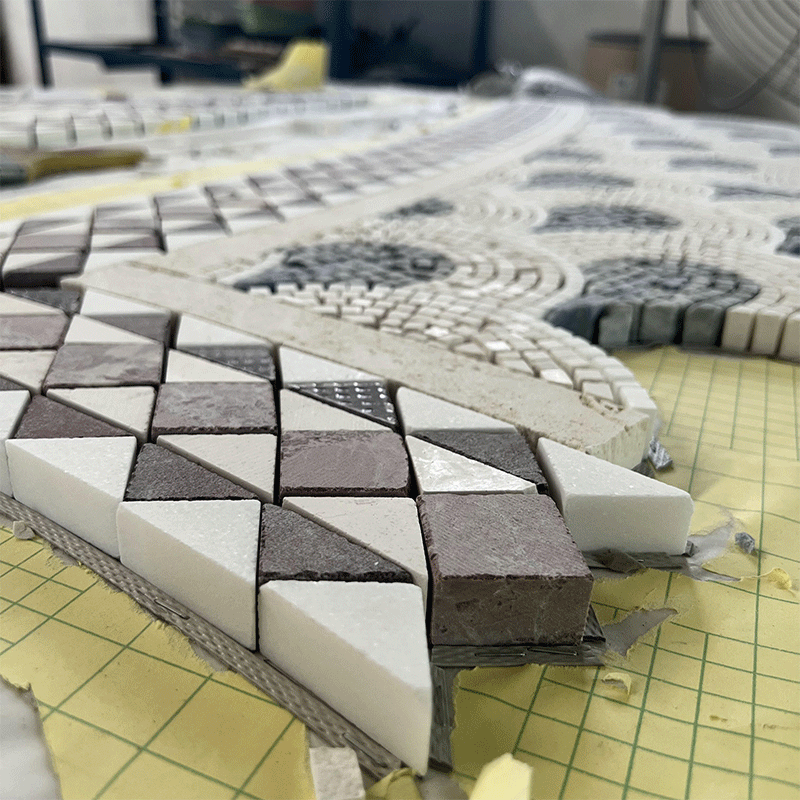 Узор и мозаика, нанесенные струей воды