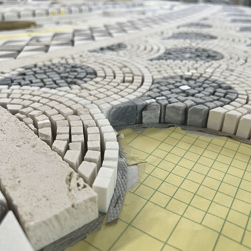 Узор и мозаика, нанесенные струей воды