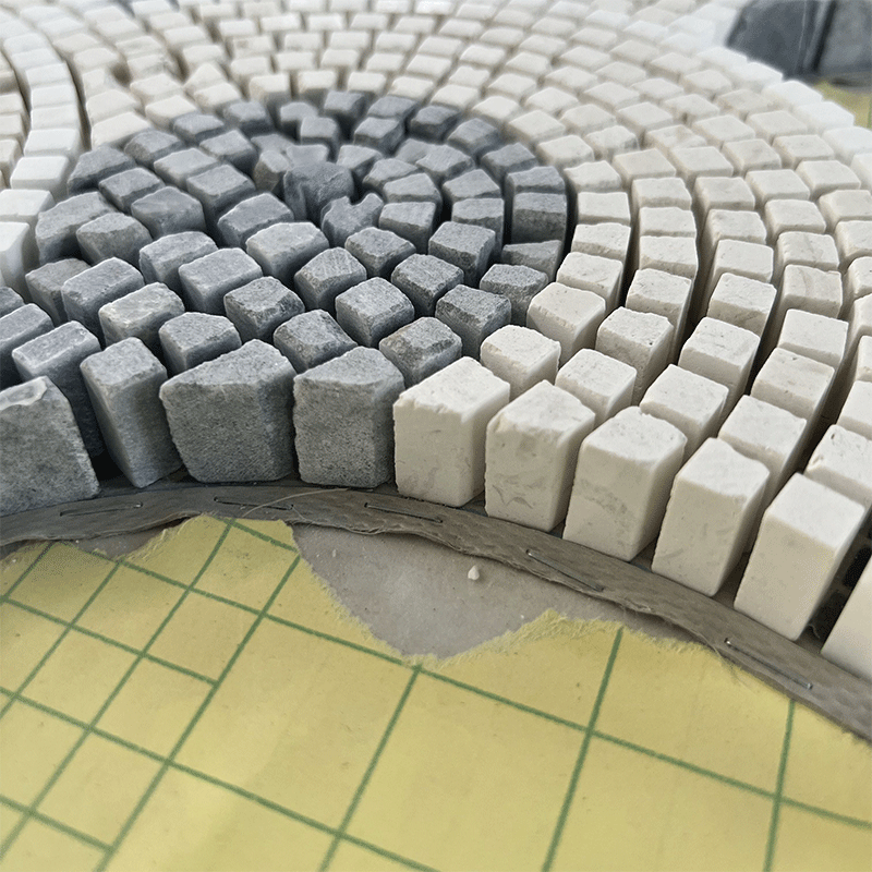 Узор и мозаика, нанесенные струей воды