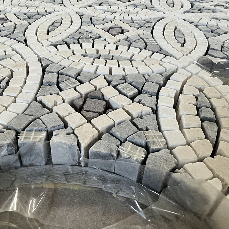 Узор и мозаика, нанесенные струей воды