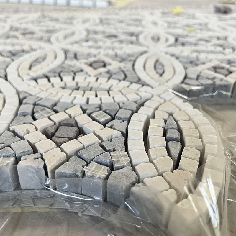 Узор и мозаика, нанесенные струей воды