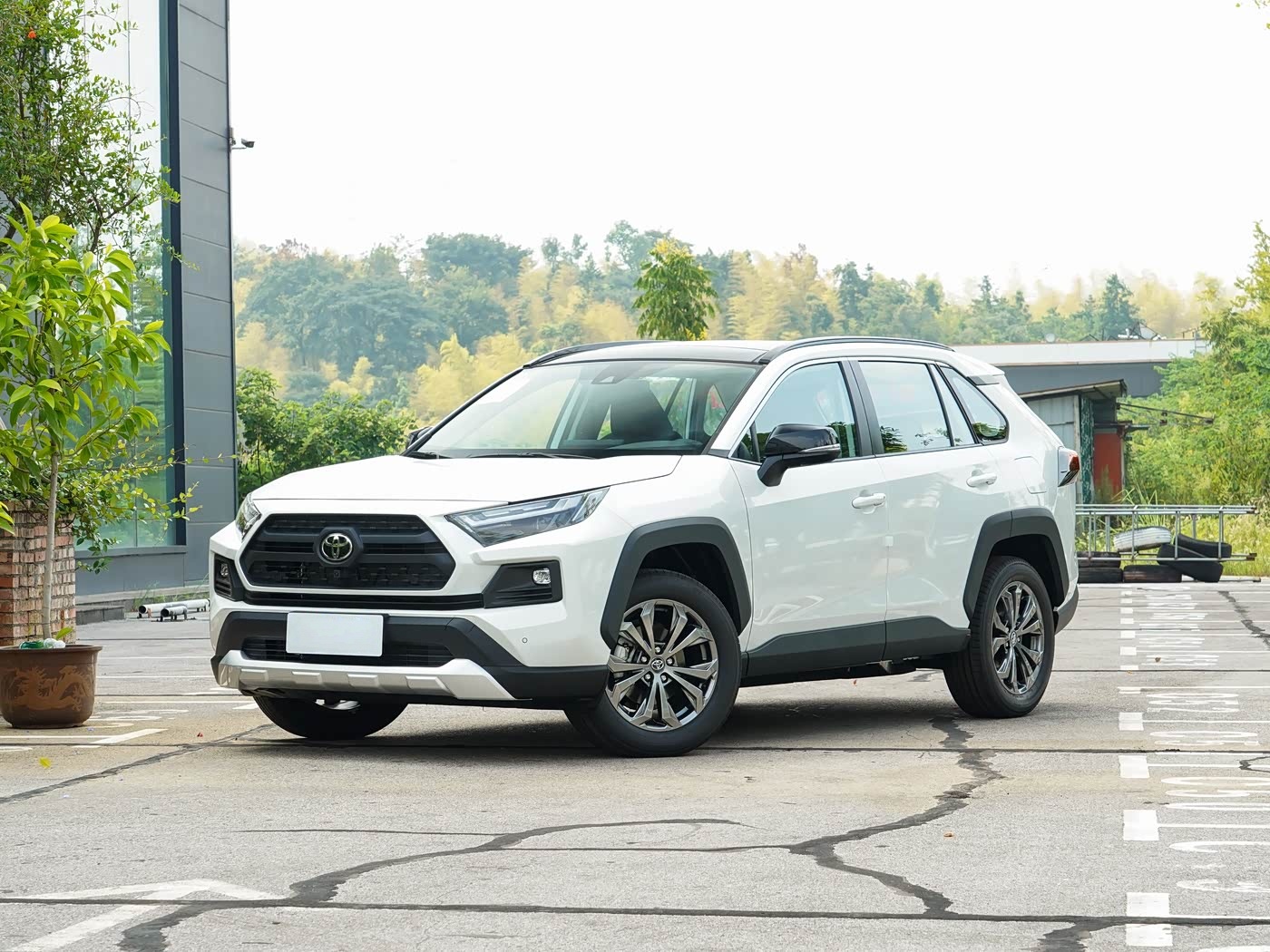 Подержанный Toyota Land Cruiser — надёжный внедорожник с пробегом