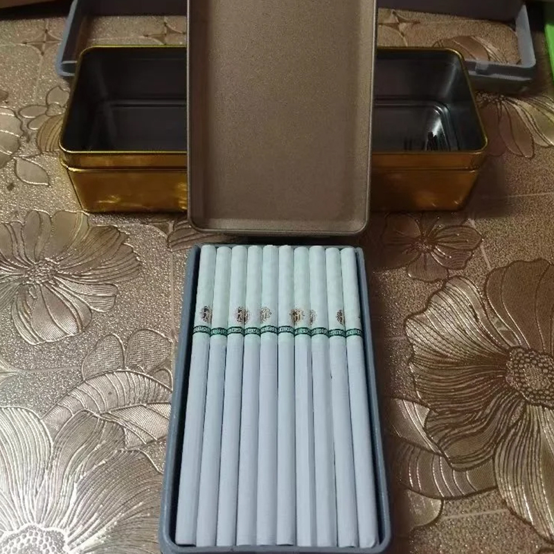 Жестяная пачка для сигарет