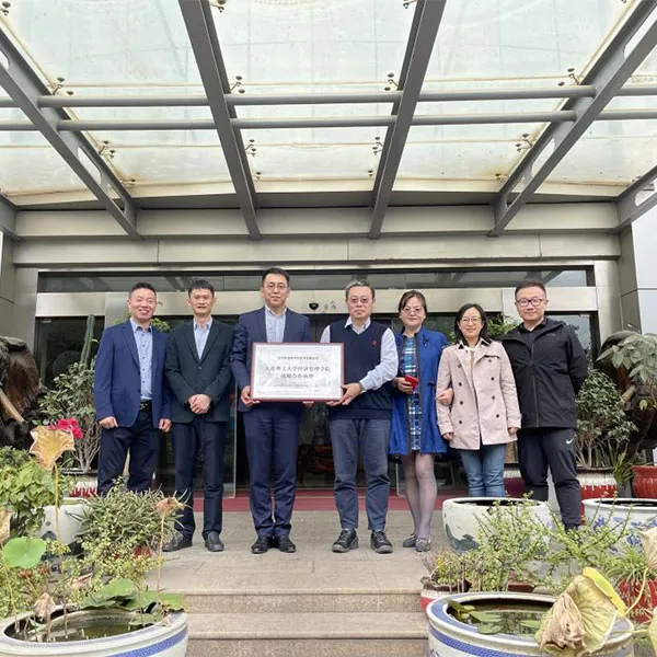 ООО Сучжоу Ляньсинь Новые материалы и технологии и факультет экономики и менеджмента Даляньского технологического университета установили стратегическое партнерство с целью совместного содействия глубокой интеграции промышленности, академических кругов и научных исследований.