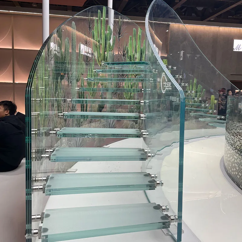 Лестница из гнутого стекла