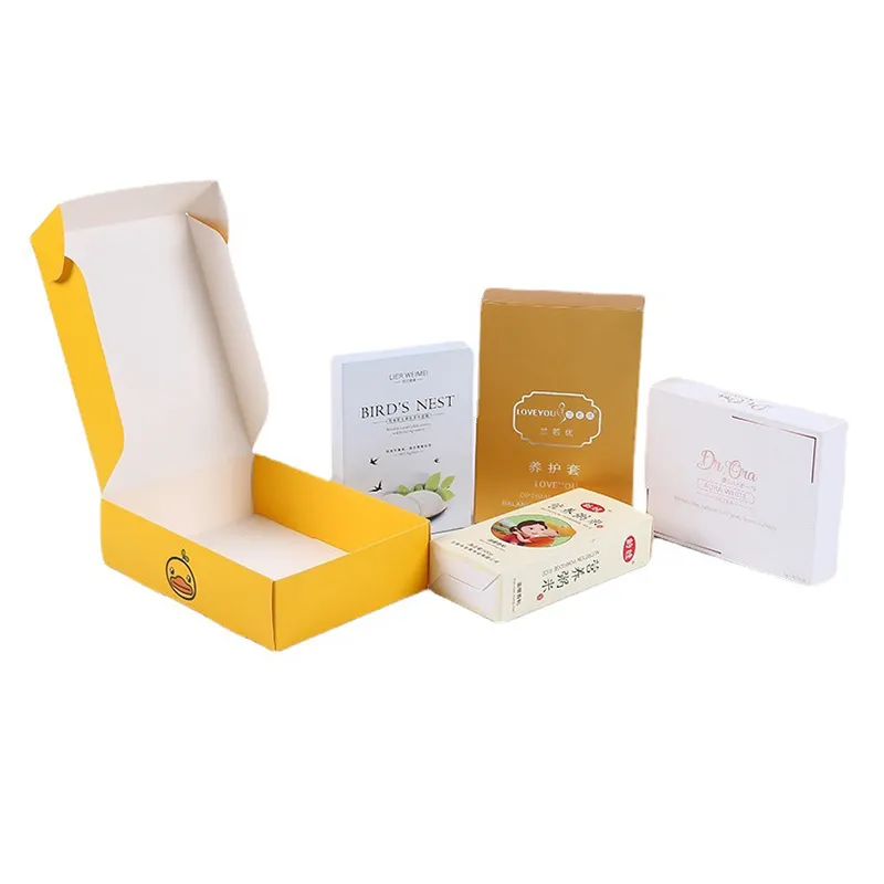 Белые картонные коробки