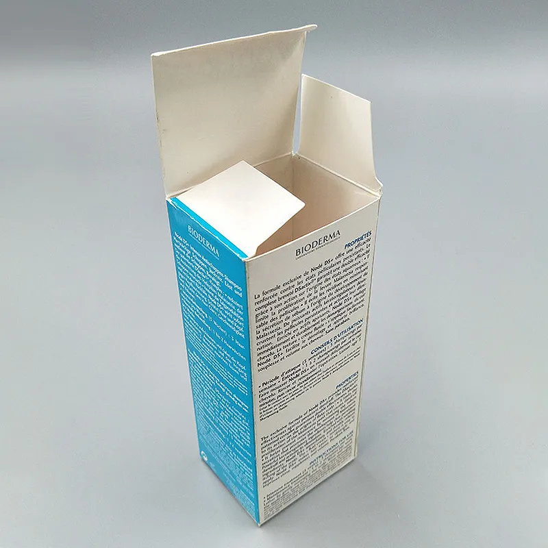 Белые картонные коробки