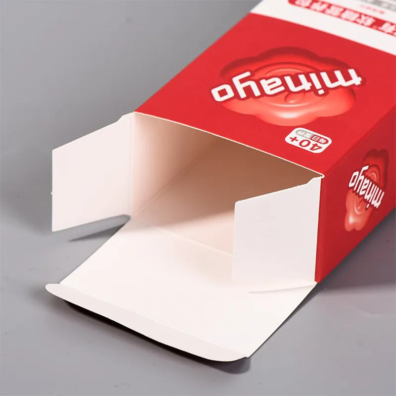 Белые картонные коробки