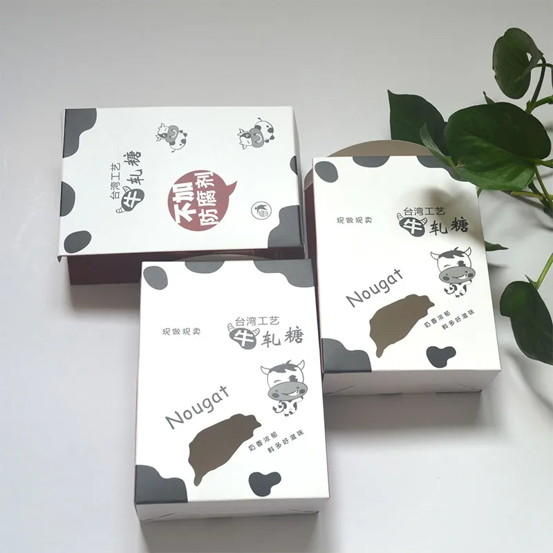 Белые картонные коробки