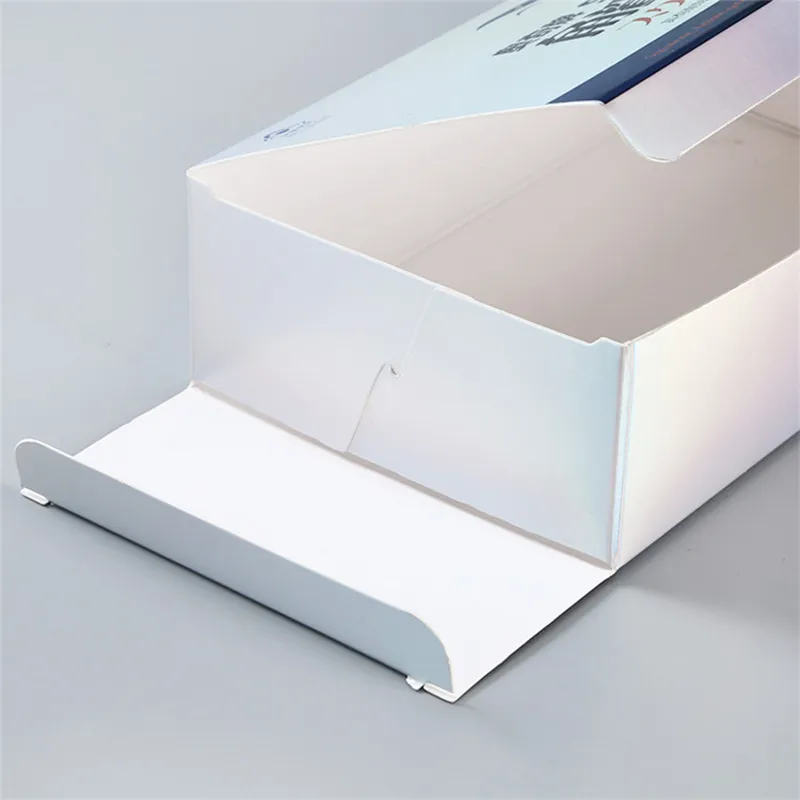 Белые картонные коробки