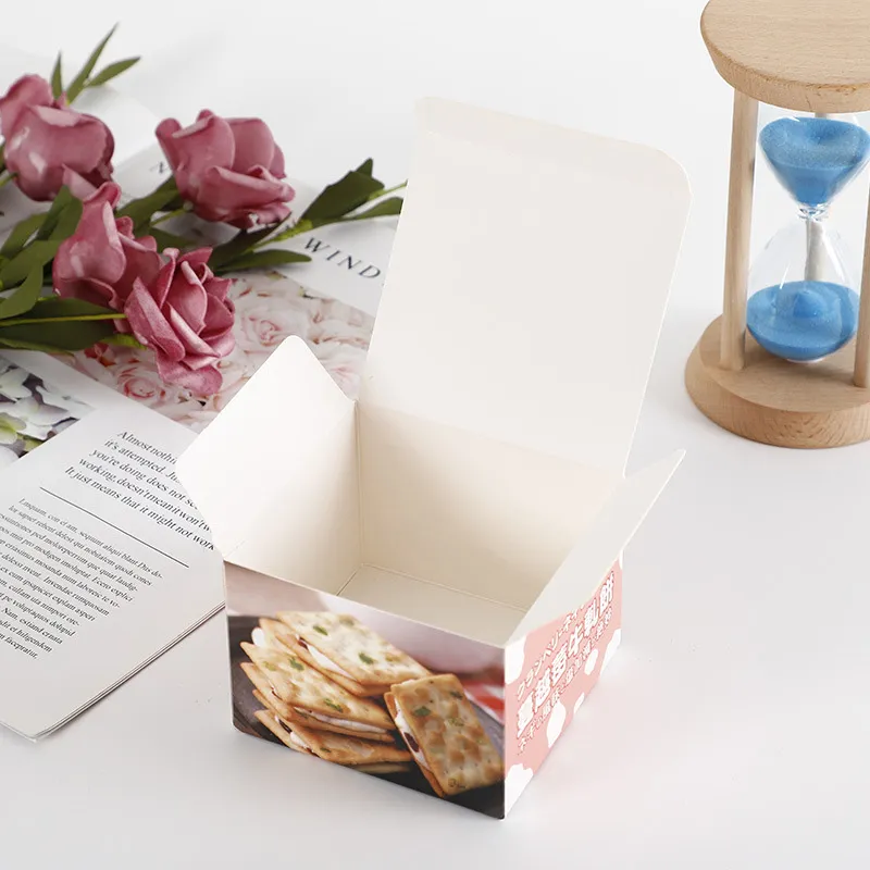 Белые картонные коробки