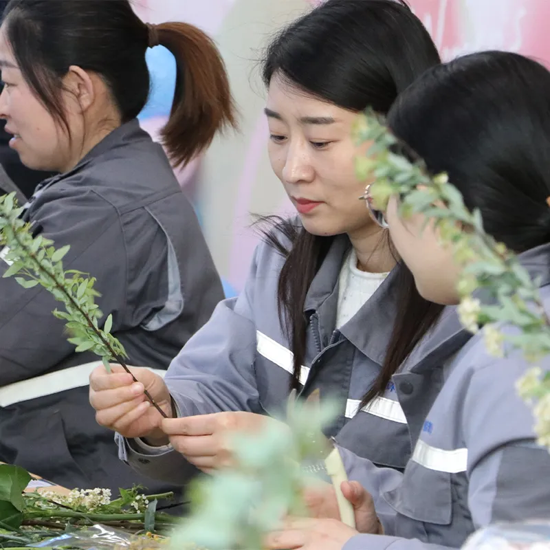 В цветах ты есть, не зря весна пришла — АО Ланьсян Экологические Технологии провела тематическое мероприятие по аранжировке цветов в честь 8 Марта