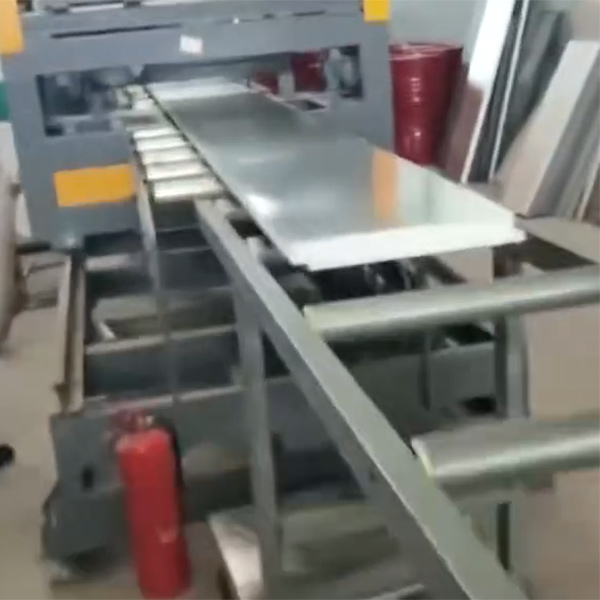 Компания Lanzhou Juncheng Light Steel Color Sheet в настоящее время ведет полномасштабное производство рельефных металлических панелей толщиной 50 мм с рисунком «красный венге» для обеспечения строительных проектов в Лхасе (Тибет).