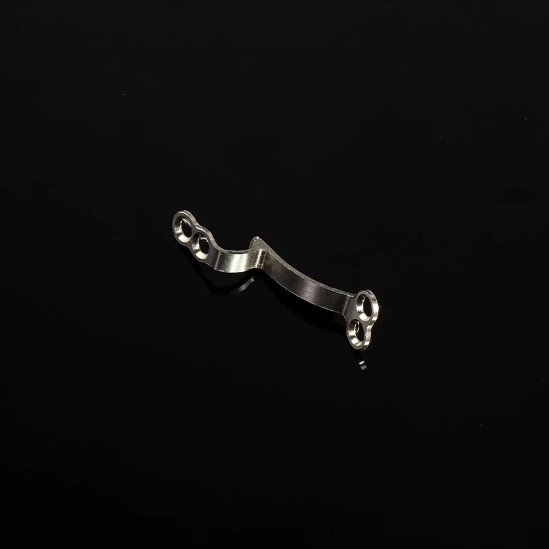 Распахивающаяся титановая пластина