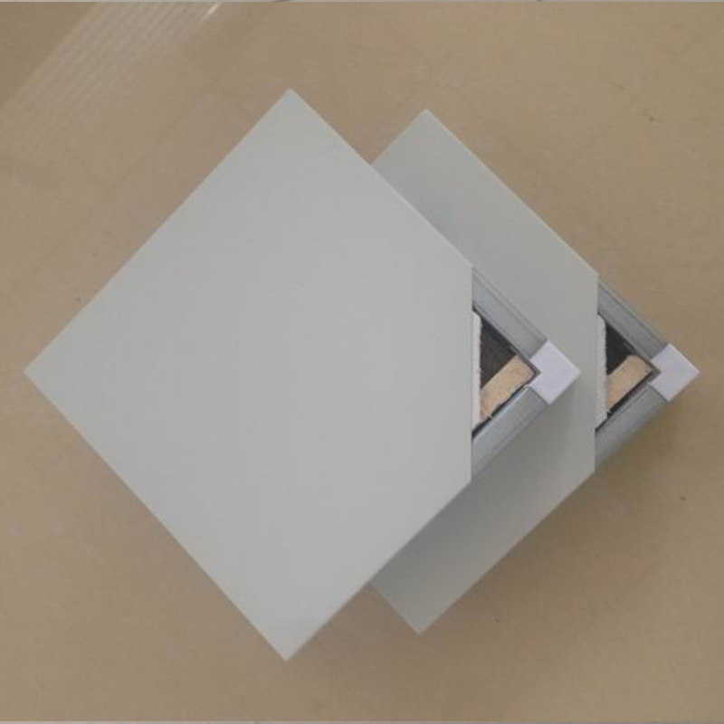 Ручная сэндвич-панель с пустотелым магнезитовым сердечником