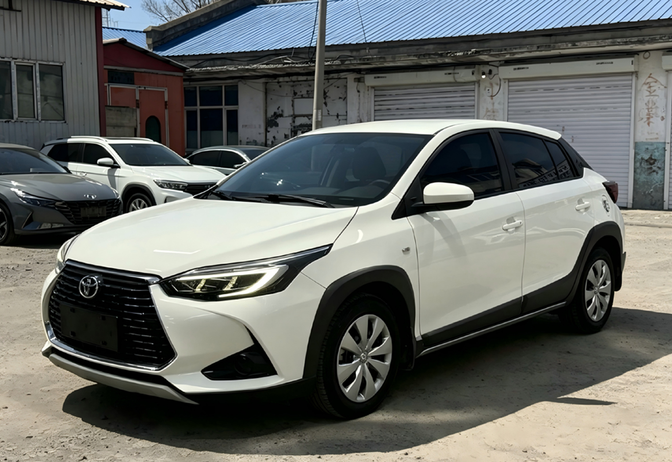 Toyota YARiS L-2 (4)