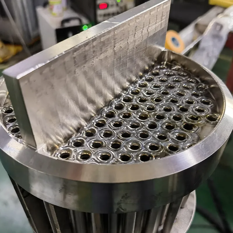 Титановый теплообменник с теплообменными трубками малого диаметра