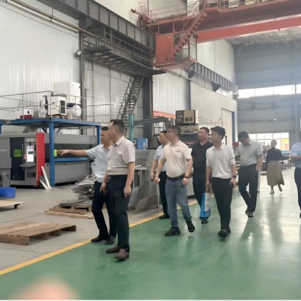 Делегация во главе с председателем Чэнем из Ассоциации научно-технических инноваций малых и средних предприятий зоны высоких технологий Дунху (г. Ухань) посетила ООО Ухань Шихэли Электротехника для инспекции и руководства работой