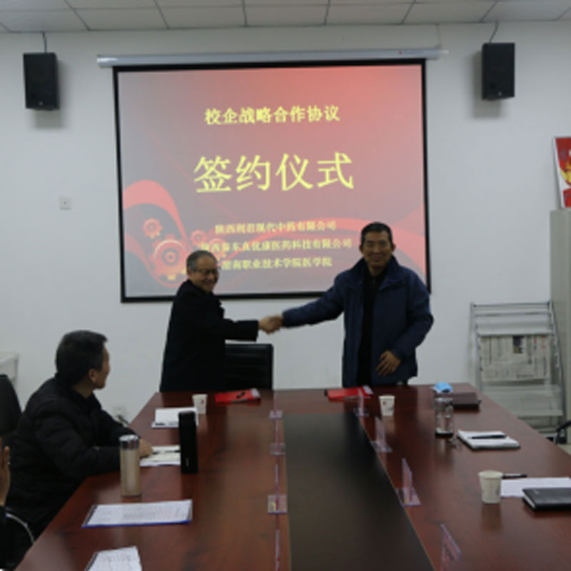 Медицинский факультет провел церемонию подписания рамочного соглашения о сотрудничестве между университетом и предприятиями.