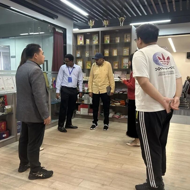 قام العملاء من السودان بزيارة شركة Shanghai Qindian Machinery Manufacturing Co., Ltd. في زيارة تمهيدية وتبادل أعمال