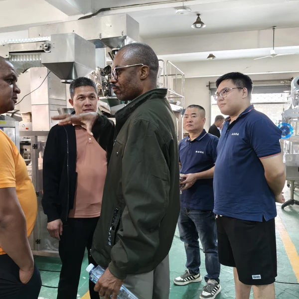 Зарубежные клиенты посещают Qindian Machinery, и темпы интернационализации бренда неуклонно растут.