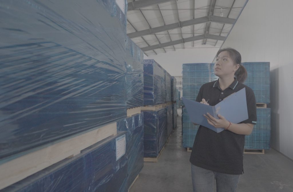 Специалист AIREP проводит контроль готовой продукции