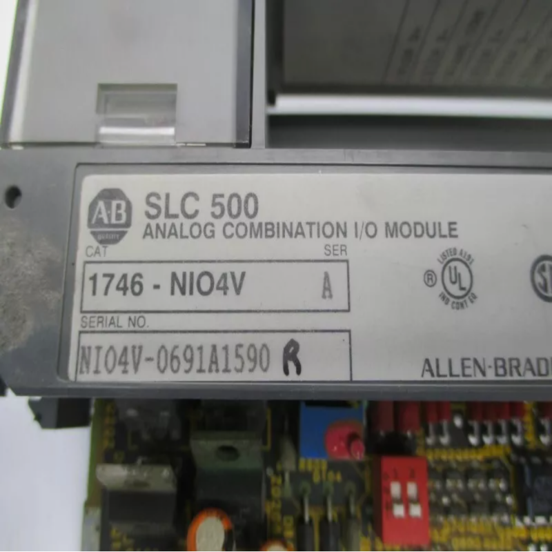 Allen-Bradley 1746-NIO4V SLC 500 с 2 входами и 2 выходами напряжения
