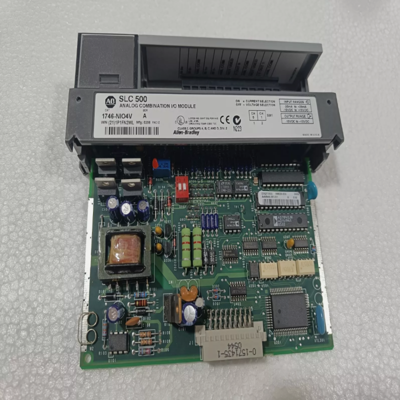 Allen-Bradley 1746-NIO4V SLC 500 с 2 входами и 2 выходами напряжения