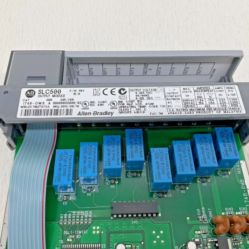 Allen-Bradley 1746-OW8 — это цифровой контактный выходной модуль SLC 500.