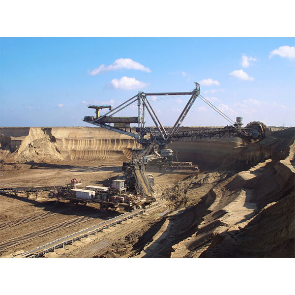 Шахтеры спасаются из атакованной угольной шахты на контролируемой Россией Украине