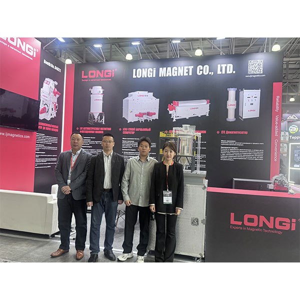 Компания LONGi блистает во второй день выставки MiningWorld Russia 2026, создавая оживленную атмосферу.