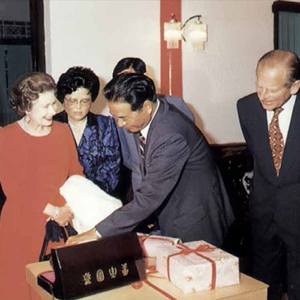 Королева Великобритании Елизавета II посетила Куньмин в 1986 году, и губернатор Хэ Чжицян преподнес королеве чай «Юньнань Дяньхун».