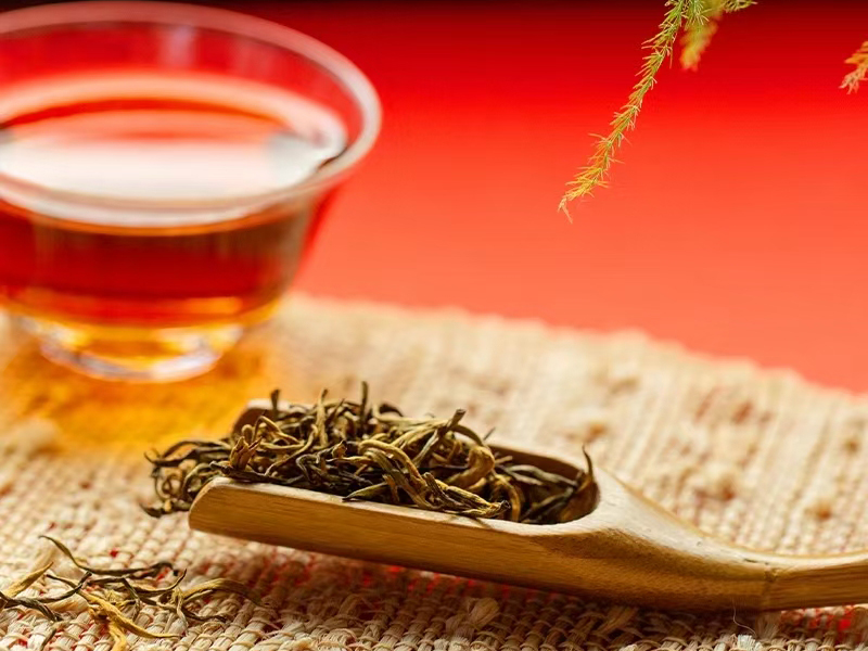 Черный чай с большим деревом на плато Юньнань&#...