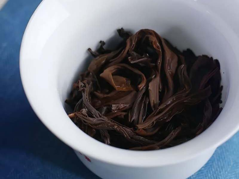 Дикий древний высокогорный теньхунский черный чай