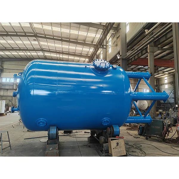 Промышленный химический резервуар