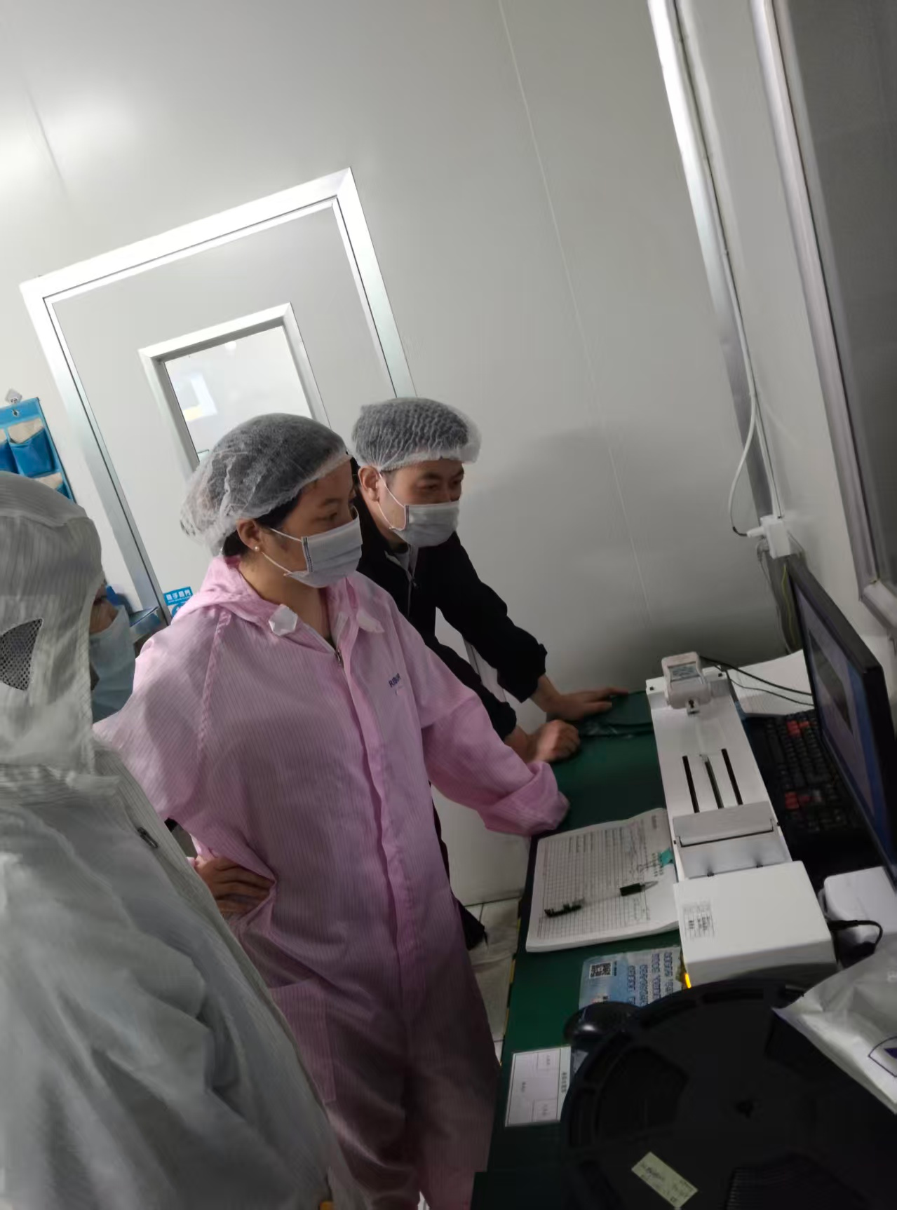 Совместное обсуждение технических сложностей инженерной службой, отделом оборудования и отделом качества.