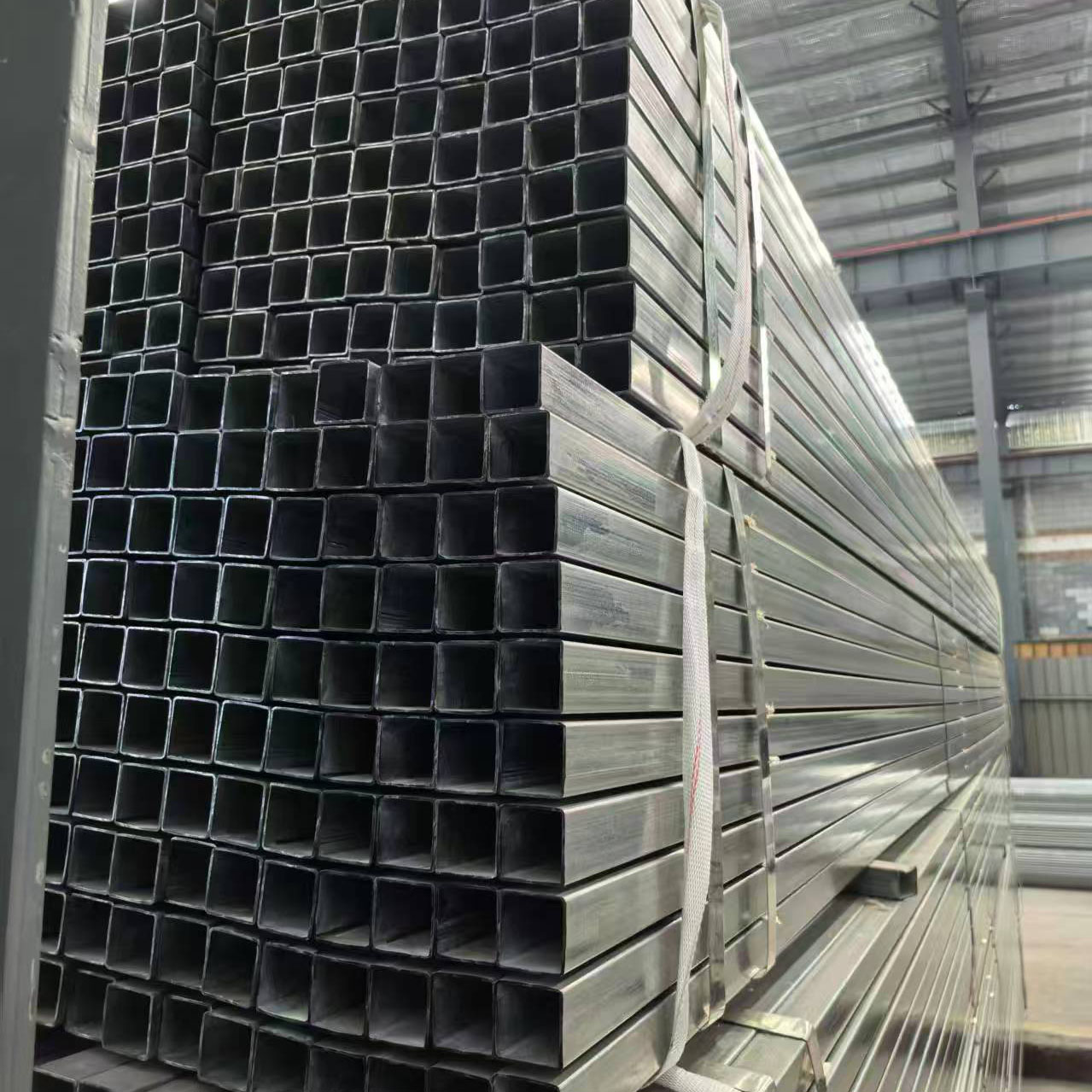 Компания Tianjin Jiayi Steel Pipe модернизирует линейку квадратных труб: матрица типоразмеров с широким спектром спецификаций обеспечивает применимость продукции во всех сферах.