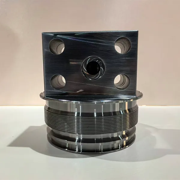 Крышка нижняя гидроаккумулятора (квадратная, с несколькими отверстиями)