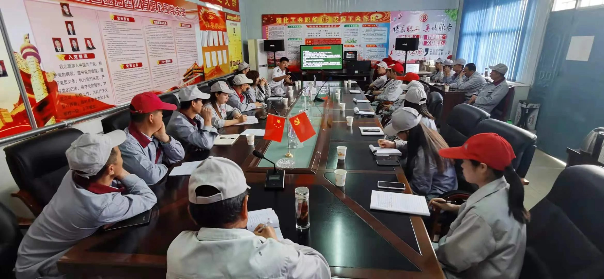 

В мероприятии приняли участие профессиональные инструкторы по пожарной безопасности. Обучение началось с теоретической лекции в зале для участников партийных мероприятий компании. Инструкторы, используя типичные случаи пожаров последних лет, подробно объяснили причины возникновения пожаров, ключевые моменты первоначального тушения, методы эвакуации при пожаре, а также правильный выбор и использование огнетушителей. Участники внимательно слушали, делали заметки и активно взаимодействовали с инструкторами, получая более систематическое и глубокое понимание знаний по пожарной безопасности.