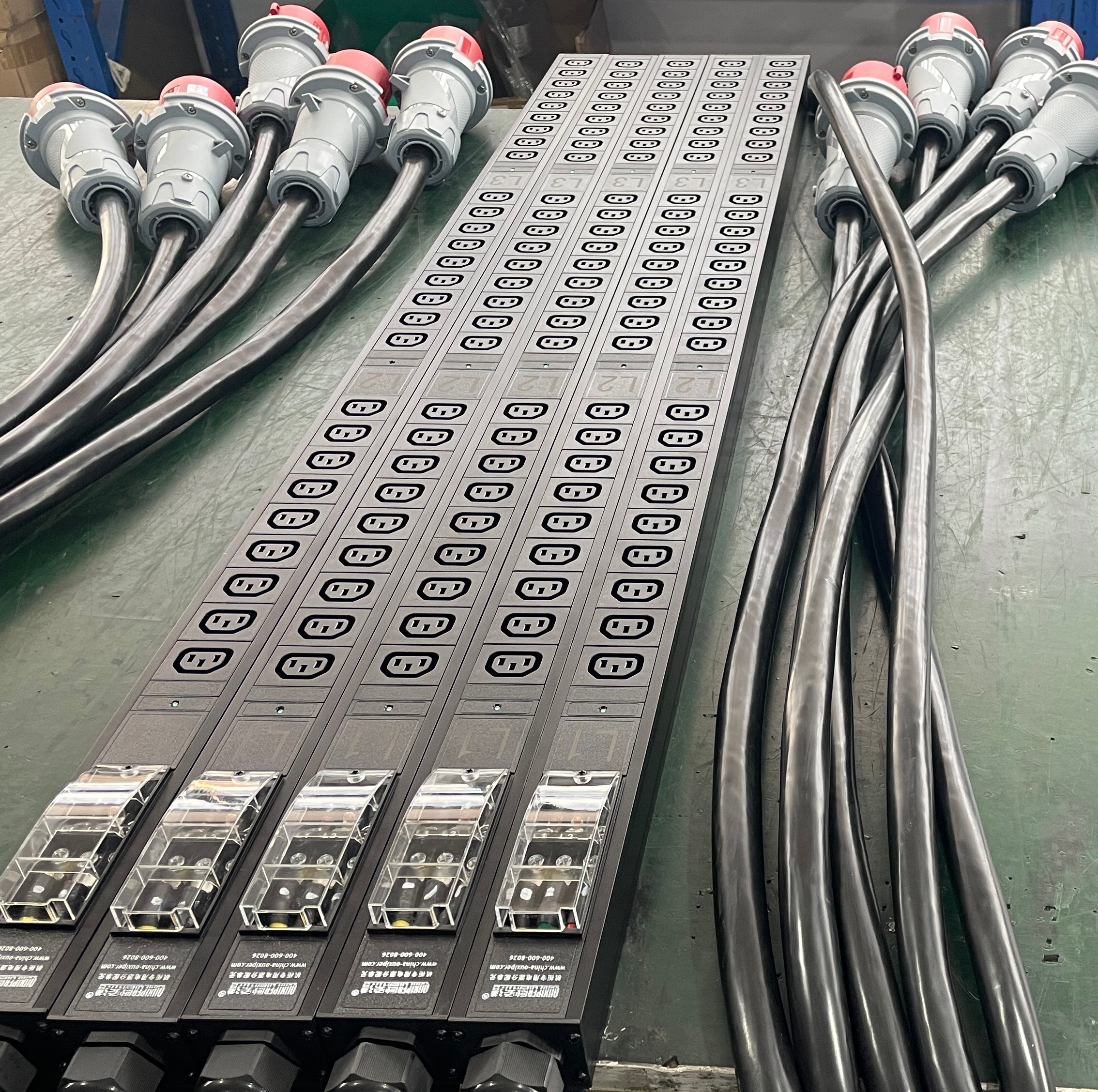 Новинка | Трехфазный PDU на 27 портов C13 с промышленным разъемом 63A для надежного распределения питания в центрах обработки данных