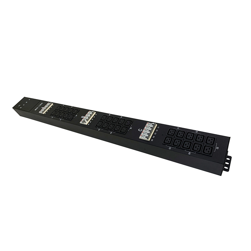 Трехфазный PDU, 30 розеток C19