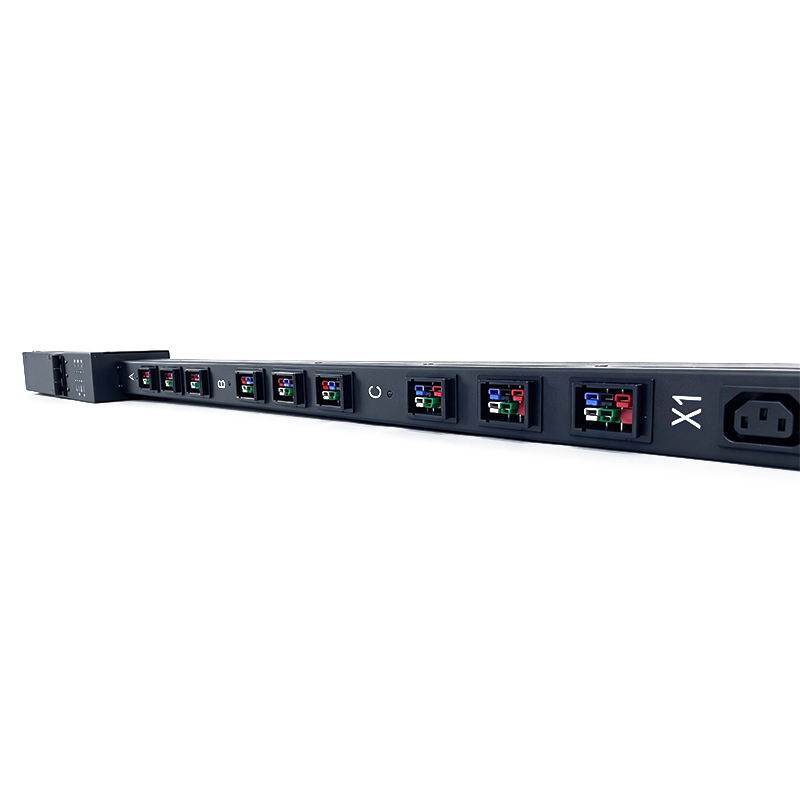 Трехфазный PDU, 9 розеток P34 с общим термомагнитным автоматическим выключателем