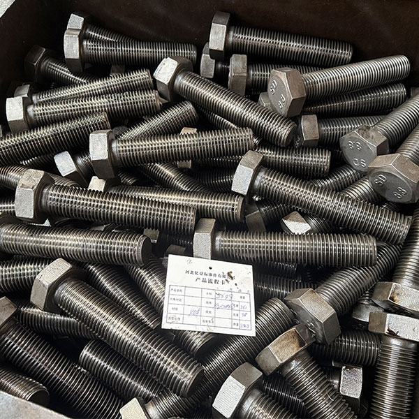 Мастерство создает совершенство! Процесс накатки резьбы болтов Hebei Yihao Standard Parts: точность ковки – залог качества