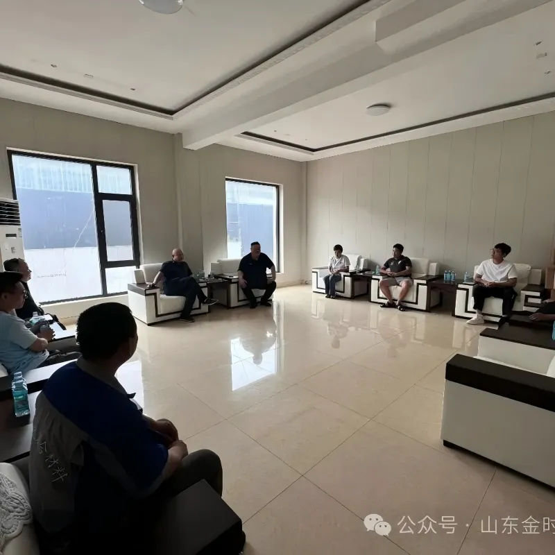 Обмен ради совместного прогресса, рука об руку к новым свершениям — делегация во главе с заместителем председателя Объединения оптовых поставщиков г. Линьи Чжао Цинчао посетила Промышленный парк Цзиньшидай с визитом по обмену опытом