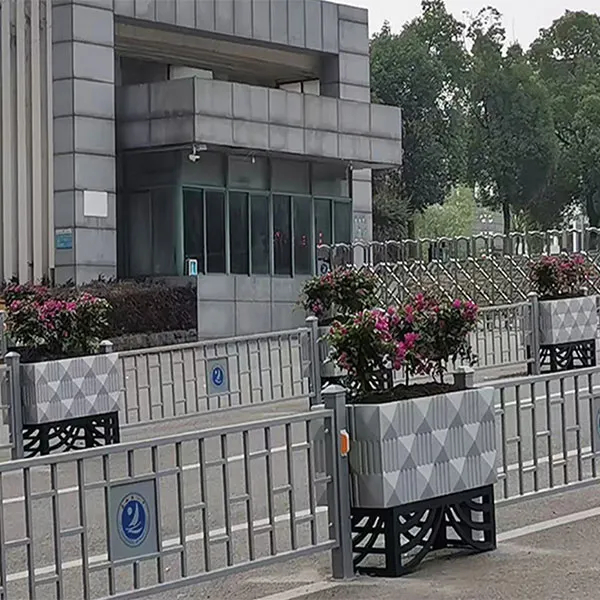 Городские ограждения с цветочницами