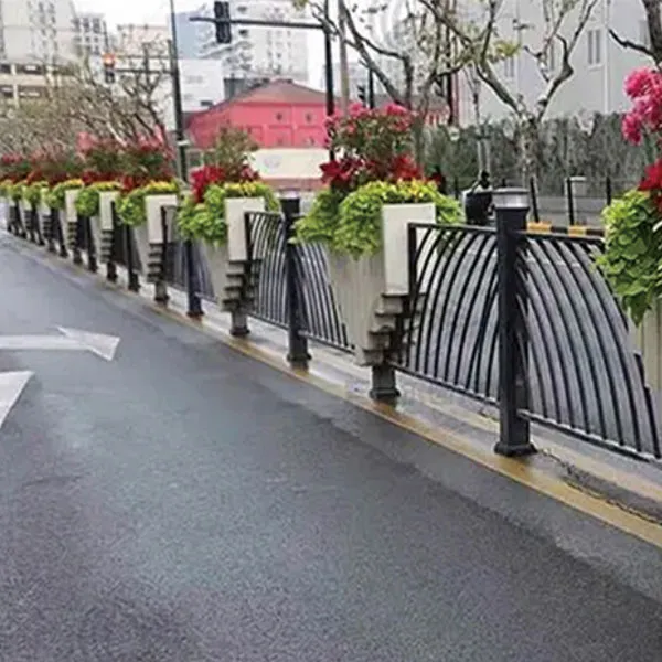 Декоративные ограждения с цветочницами