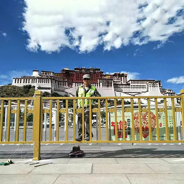 Золотые ограждения дворца Потала