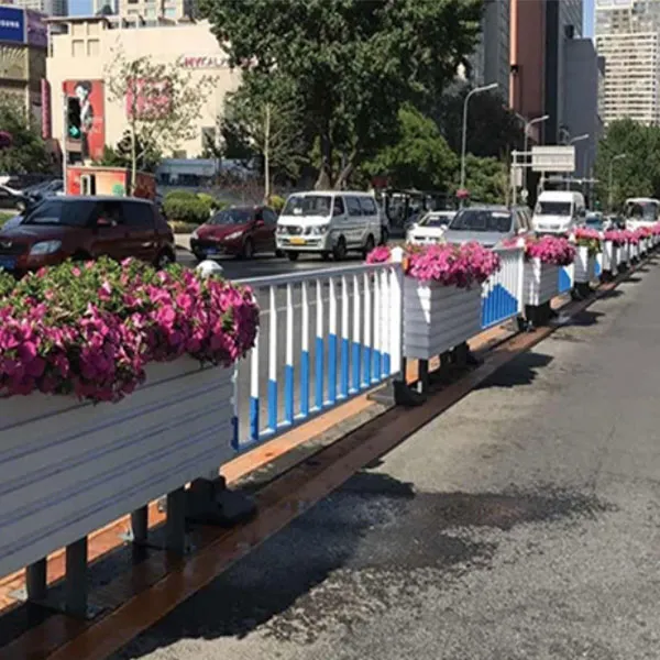 Обычные ограждения с цветочницами