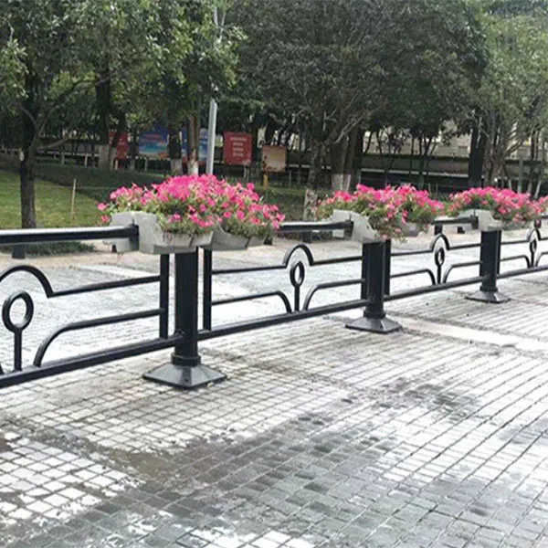 Ограждения с цветочницами из круглых труб